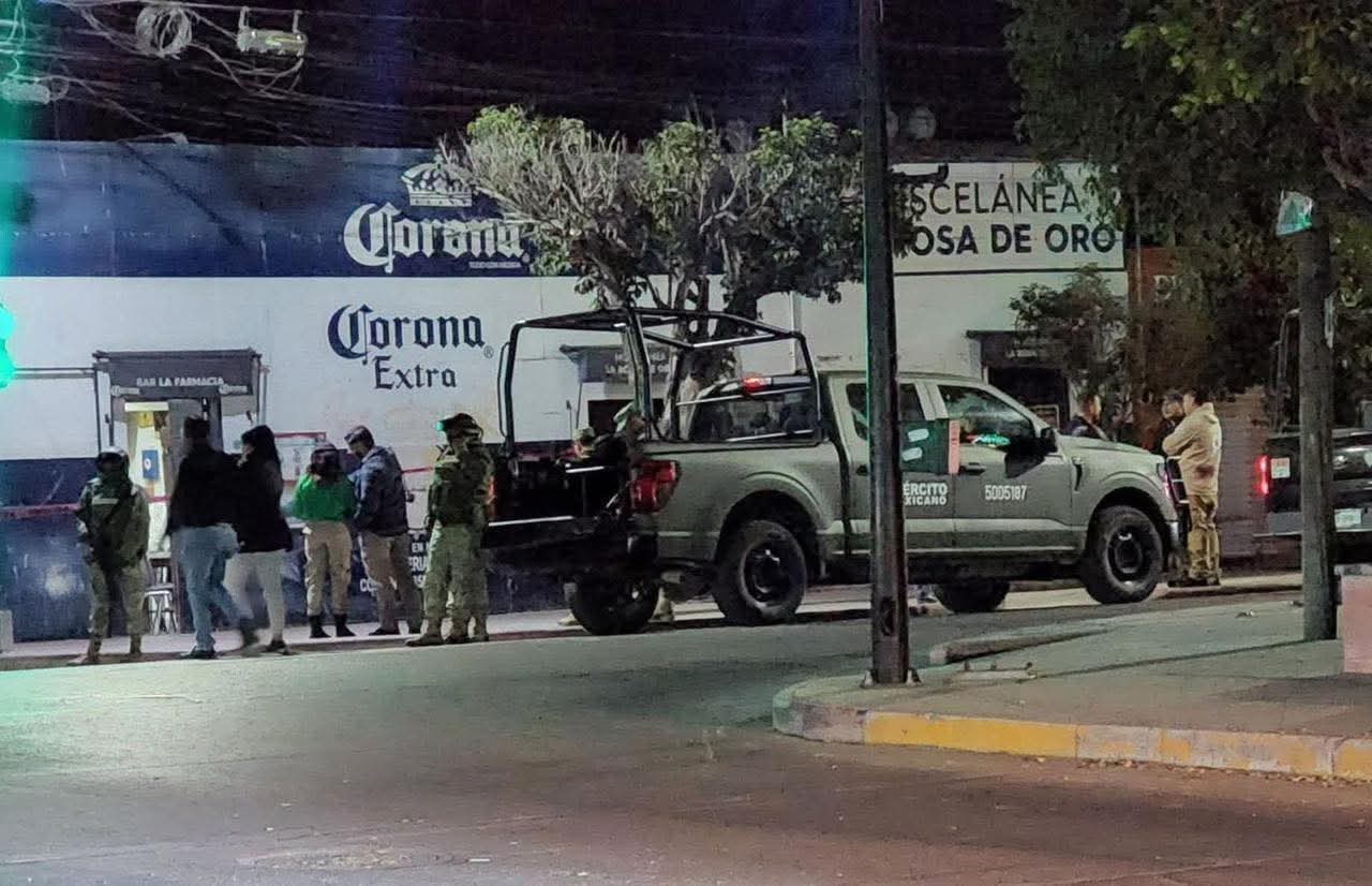 ARROJAN GRANADA A UN BAR EN PEDRO ESCOBEDO!