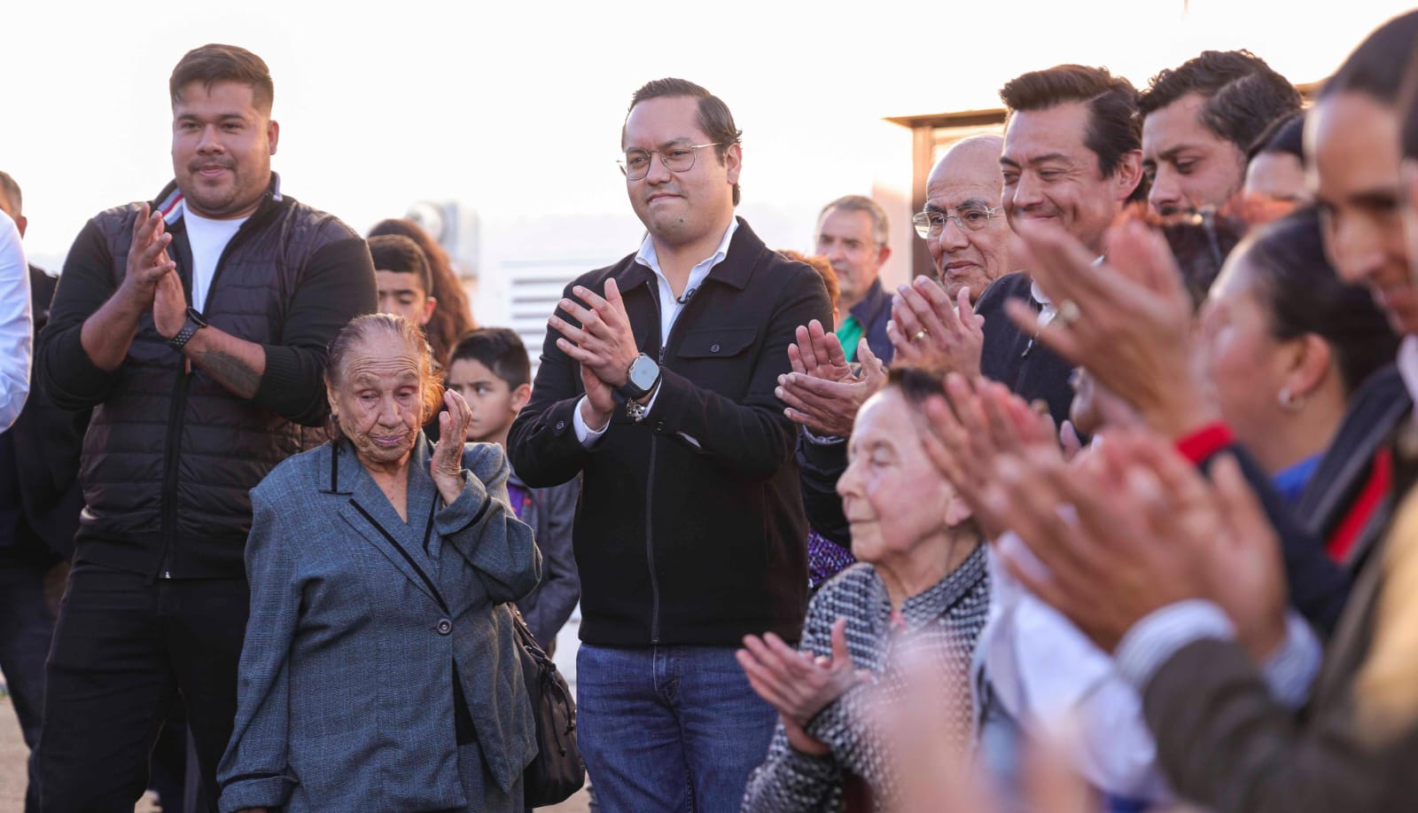 Chepe Guerrero entrega rehabilitación de 11 calles en la colonia Los Olvera