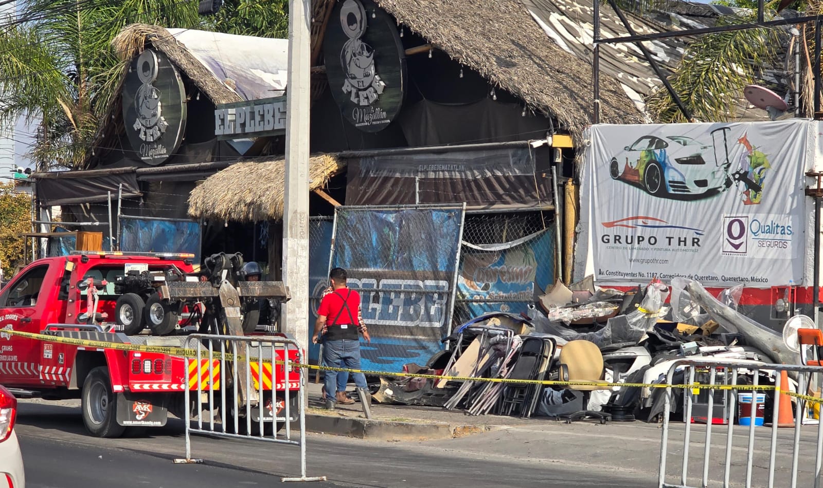 DESLOJAN Y DEMOLEN COMERCIOS EN PASEO CONSTITUYENTES