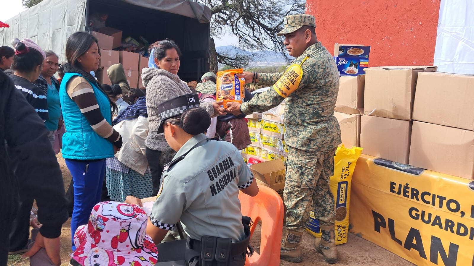 Ejército Mexicano y Guardia Nacional entregan despensas y aguas embotelladas!