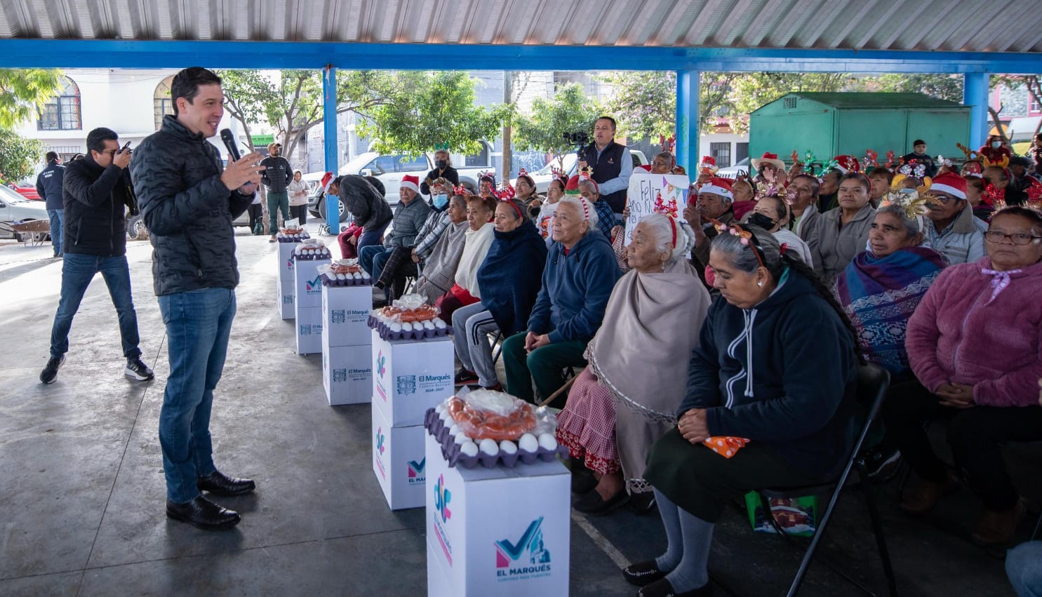 Rodrigo Monsalvo entrega despensas para el adulto mayor en Amazcala
