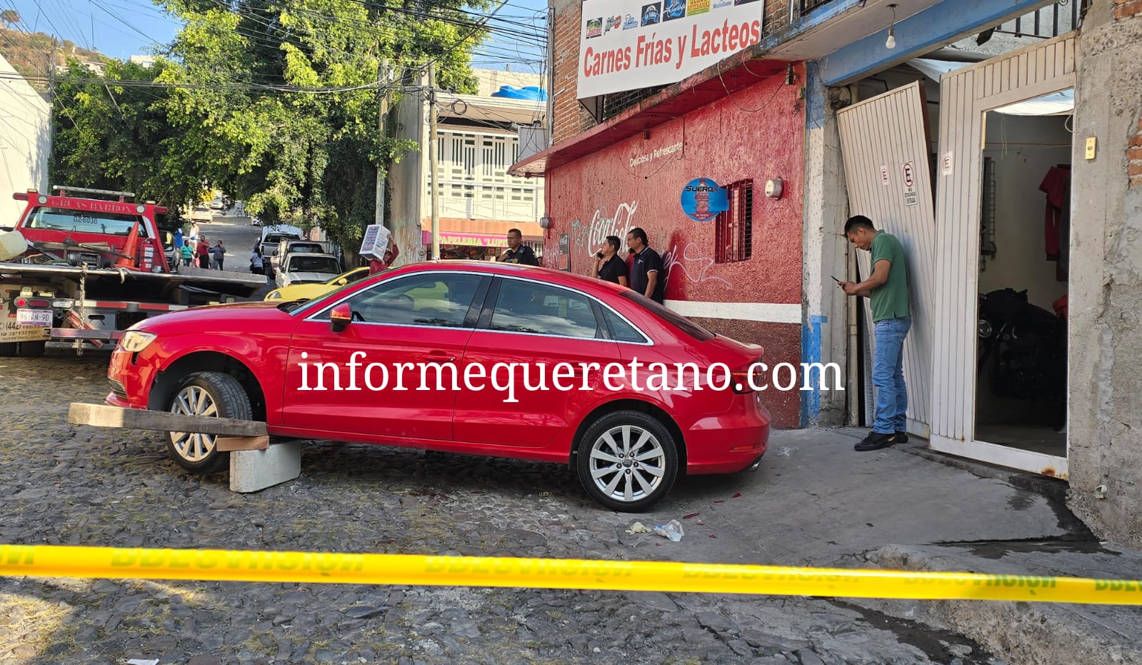 Reversea por error y arrolla a dos mujeres en San Pedrito Peñuelas!