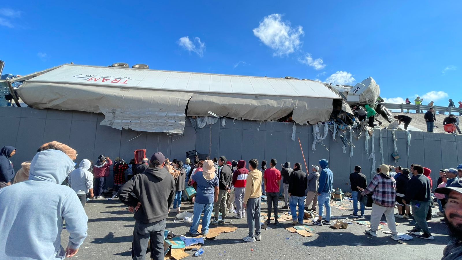 RAPIÑA DURANTE VOLCADURA DE TRAILER CARGADO CON SUAVIZANTE!
