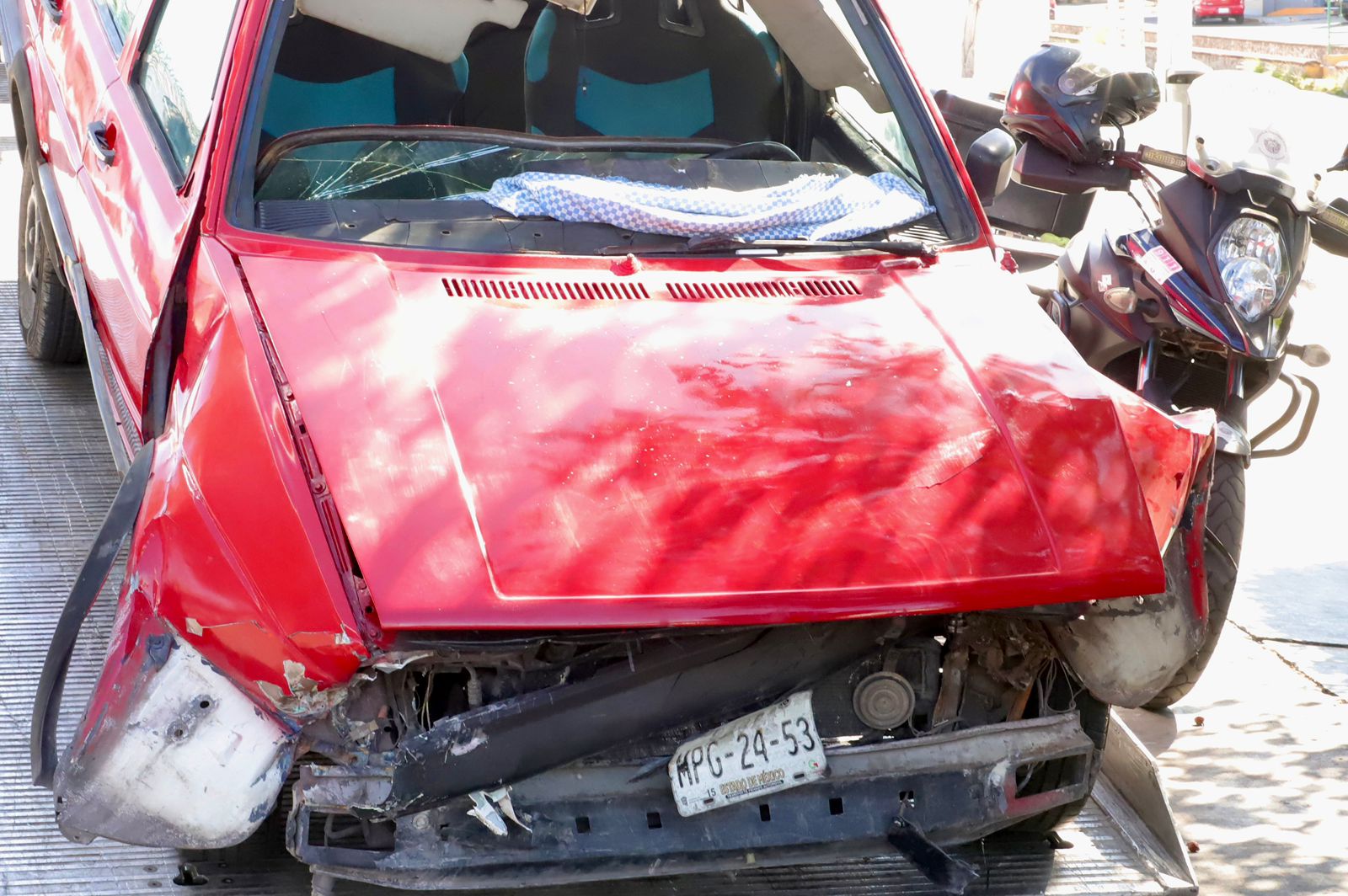 Conductor se etrella contra una jardinera de gasolinera en Avenida Cimatario!