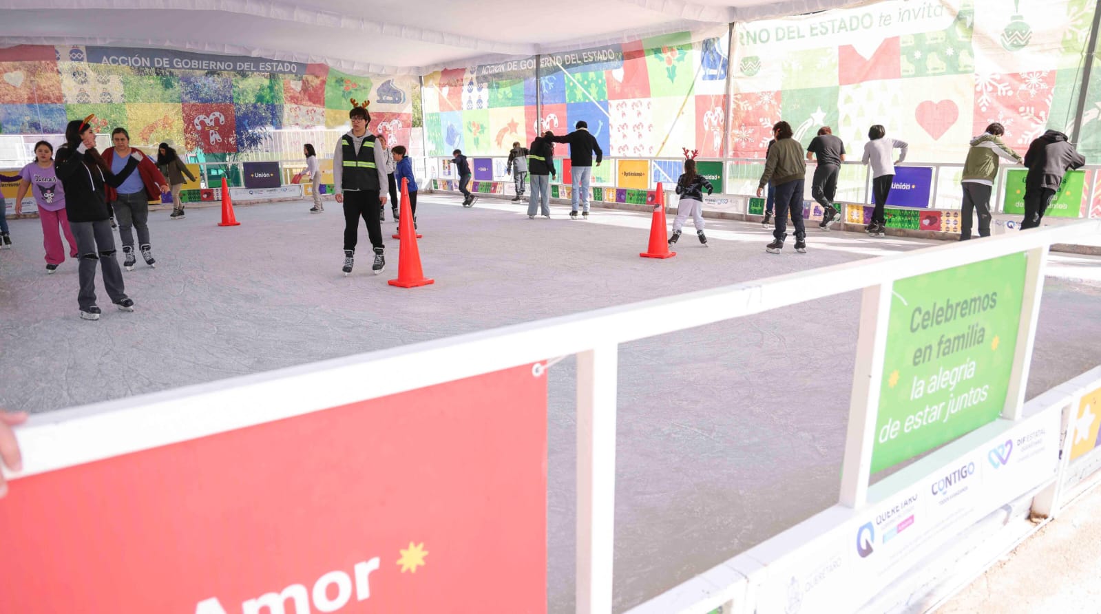 En Corregidora, la pista de hielo llenó de alegría a miles de familias