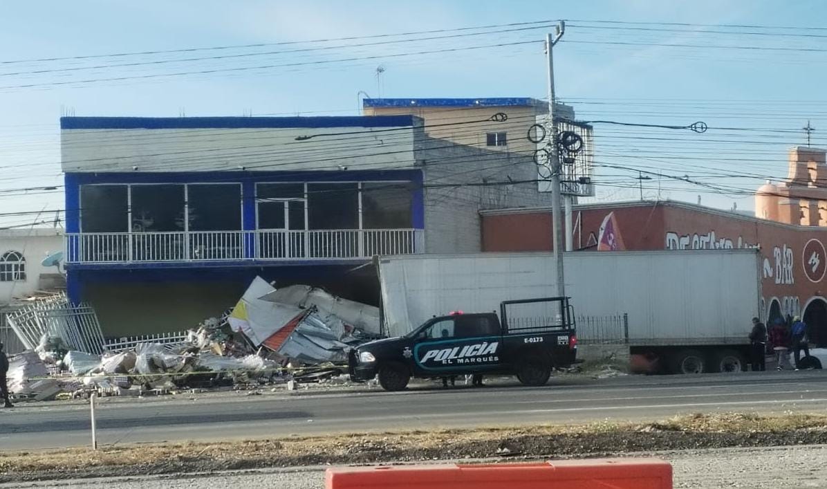 Trailer se incrusta en un domicilio en la México Querétaro!