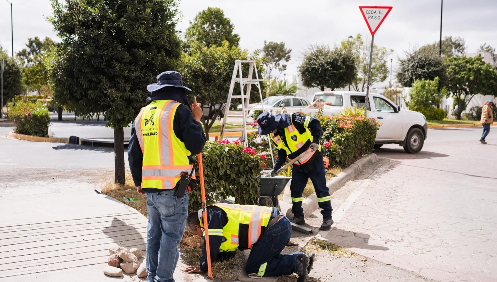 Implementa Movilidad de El Marqués operativo de mantenimiento vial en semáforos y señalética