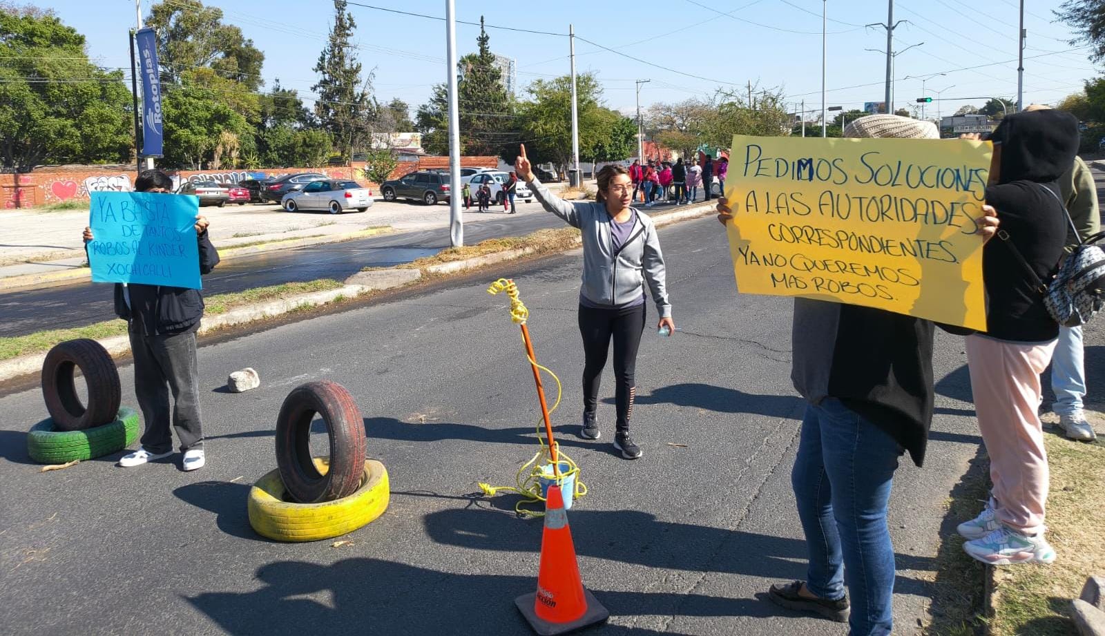 Se manifiestan por robos y vandalismo en un kinder en Lomas de Casa Blanca