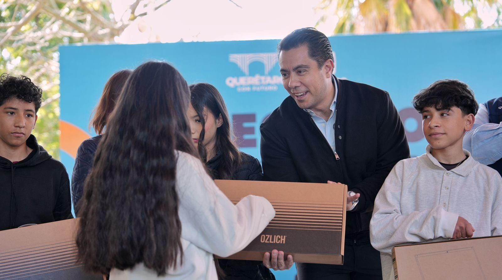 Entrega Felifer Macías más de mil computadoras en Santa Rosa Jáuregui