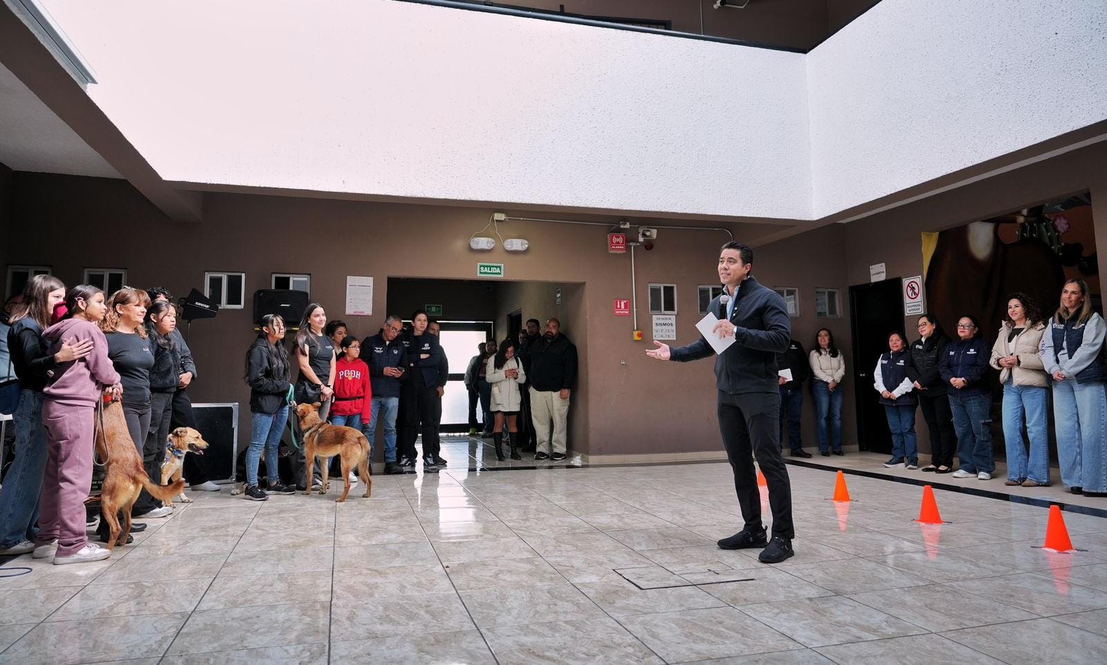 Acude Felifer Macías al Cierre del Primer Taller de Entrenamiento de Perros