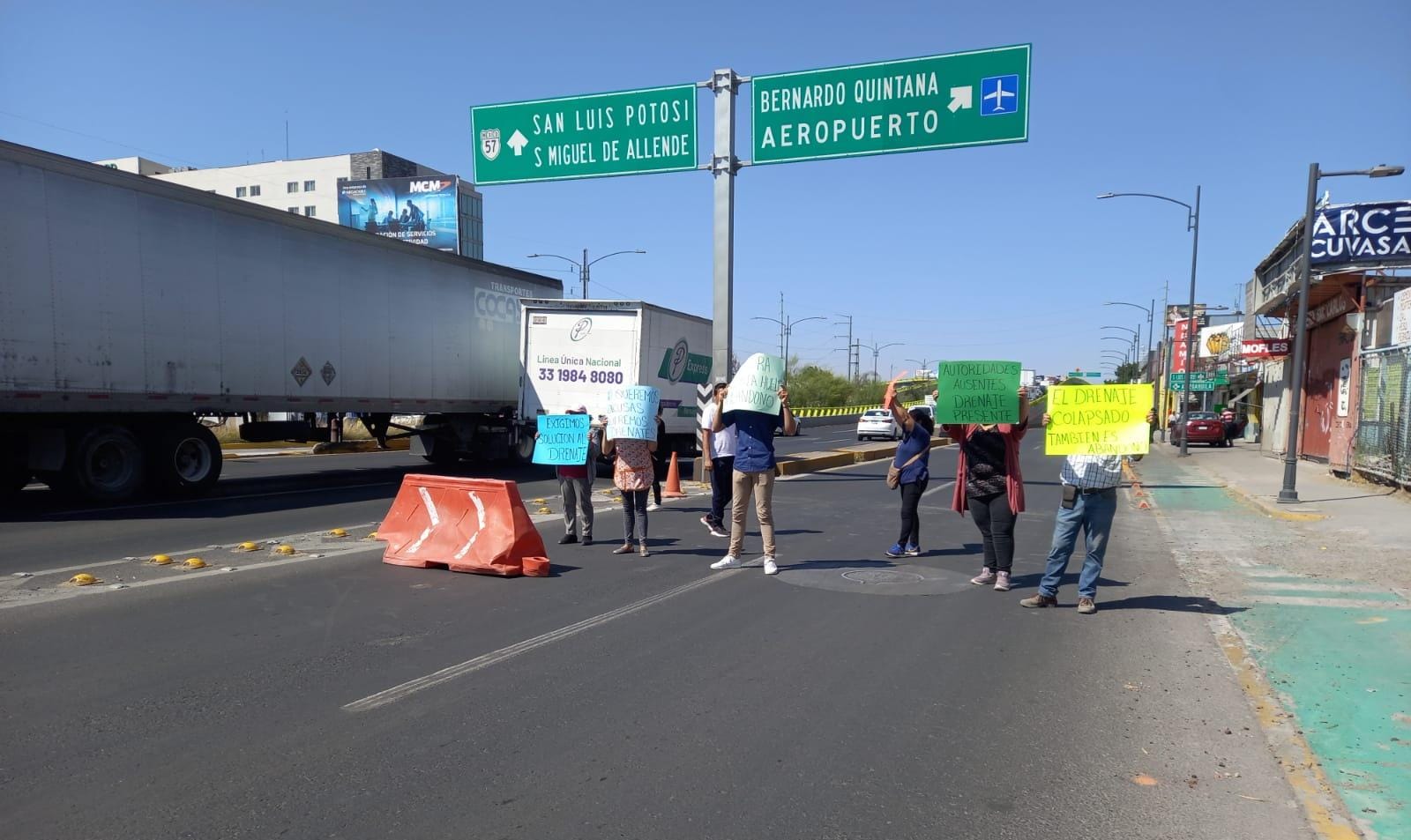 VECINOS DE SAN PABLO CIERRAN LA LATERAL DE 5 DE FEBRERO!