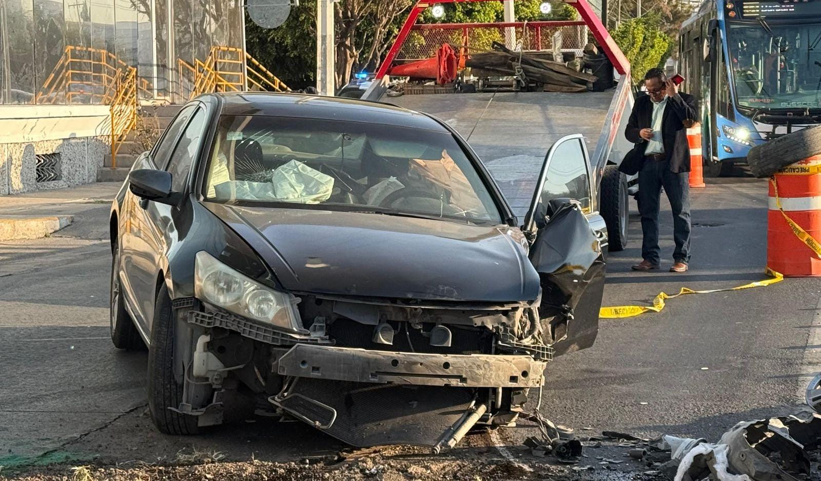 Pareja resulta herida al chocar contra estructura en Paseo Constituyentes