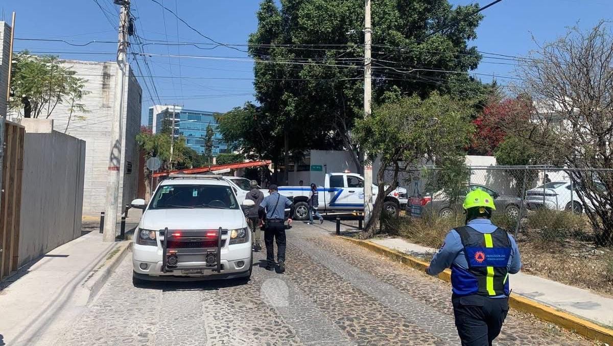 Se electrocuta albañil y cae de azotea en colonia Álamos