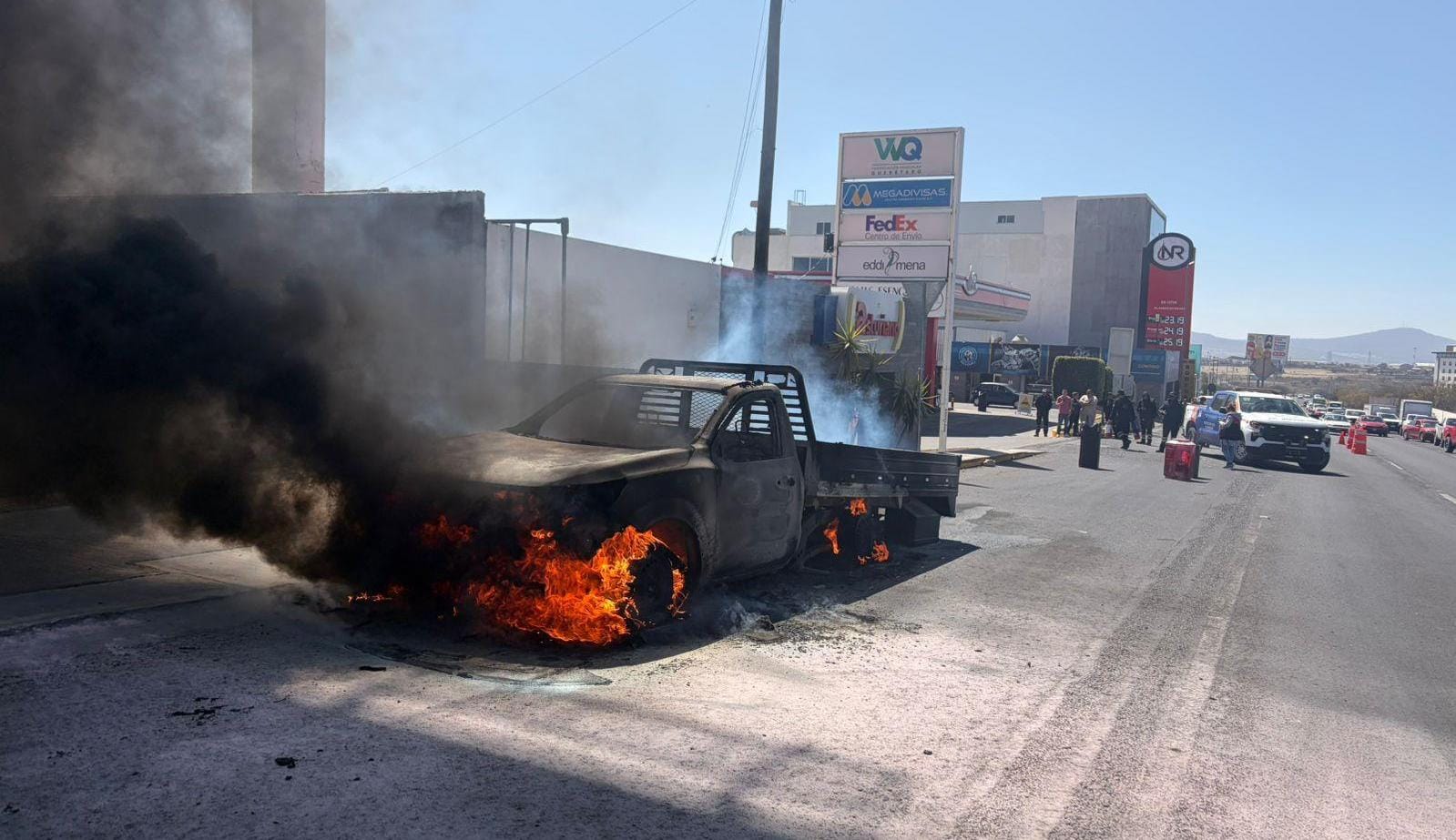 Protección Civil de El Marqués atiende incendio vehicular por falla mecánica