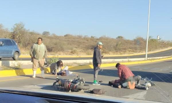 MOTOCICLISTAS LESIONADOS TRAS COLISIÓN