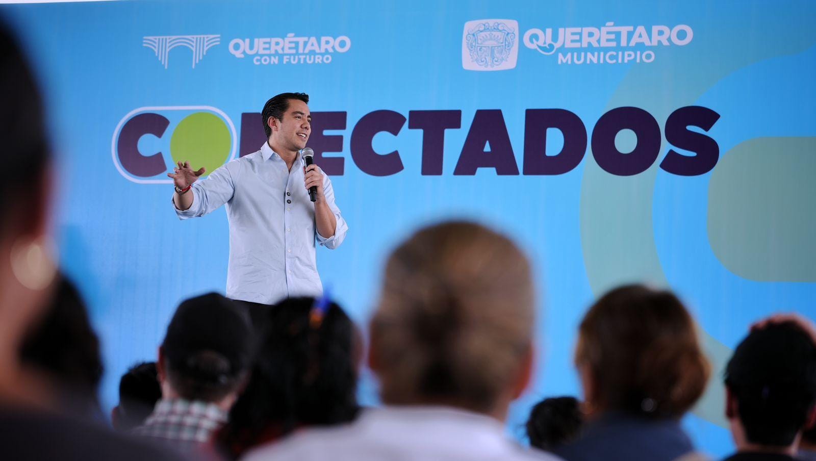 Encabeza Felifer Macías entrega de computadoras portátiles del programa Conectados