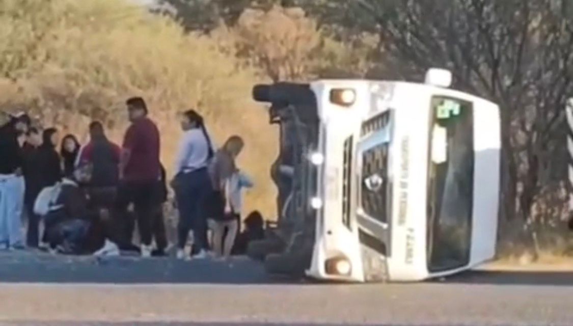 Choque y volcadura de camioneta de transporte personal