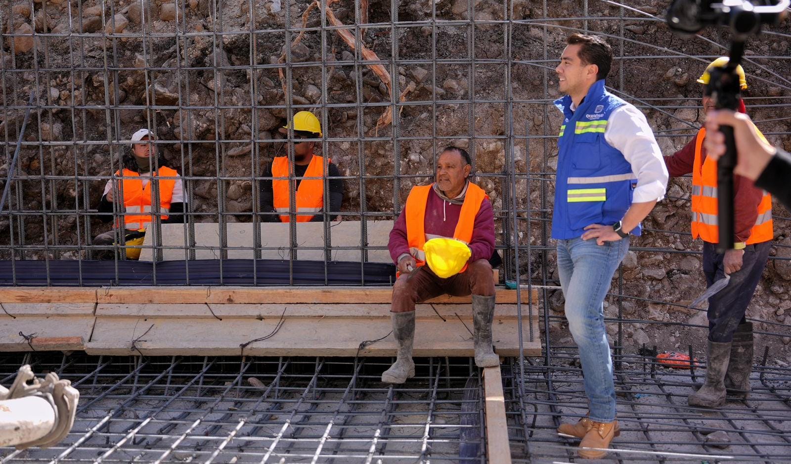 Supervisa Felifer Macías obra hidrosanitaria y pluvial en la calle Obreros