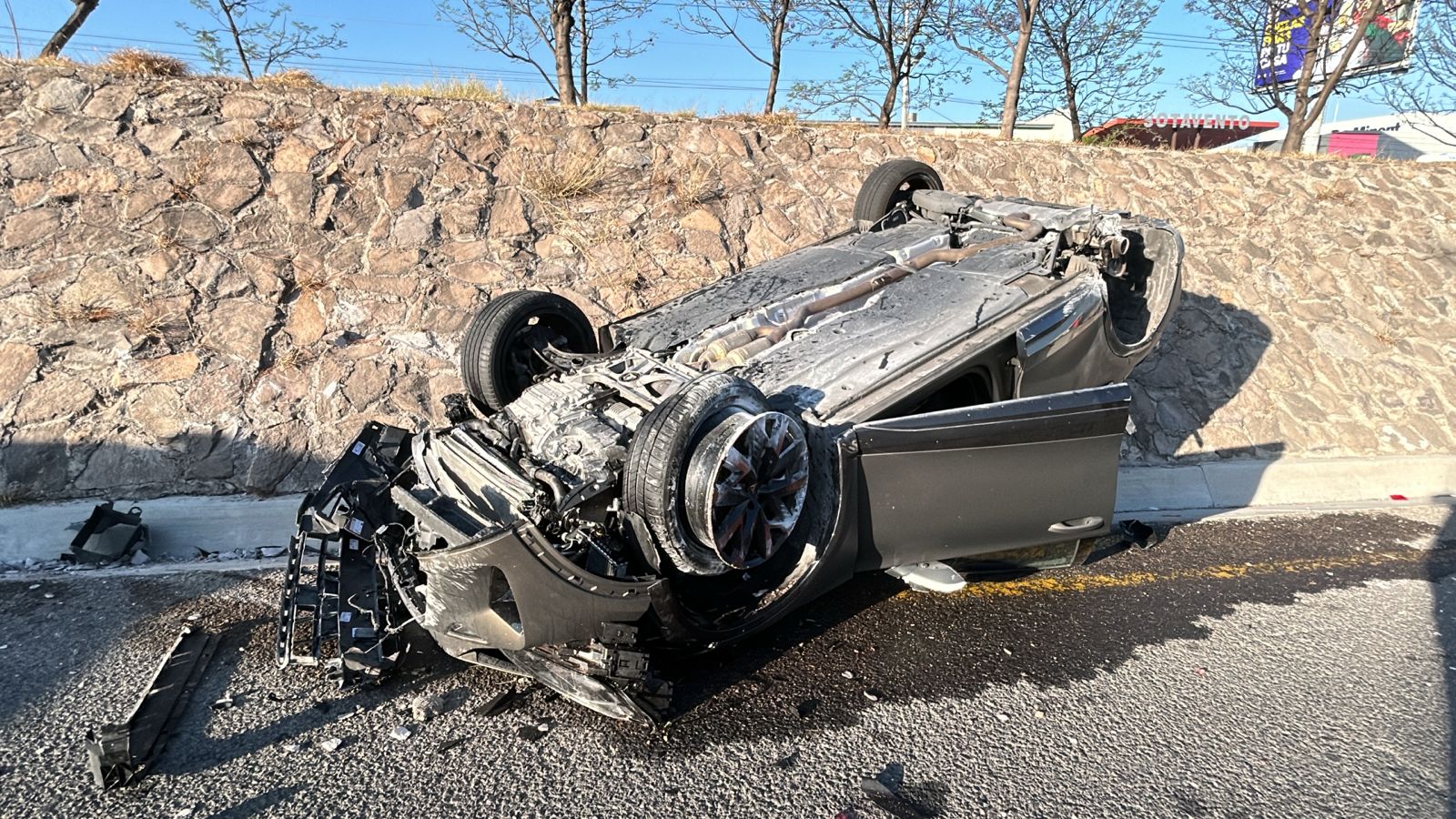 VUELCA VEHÍCULO EN EL FRAY JUNIPERO SERRA