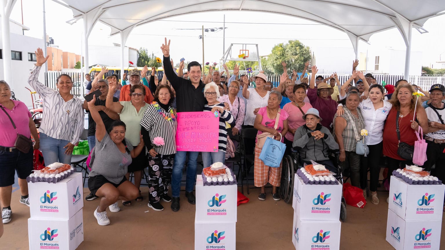 Entrega Rodrigo Monsalvo mil 449 despensas a adultos mayores en El Marqués