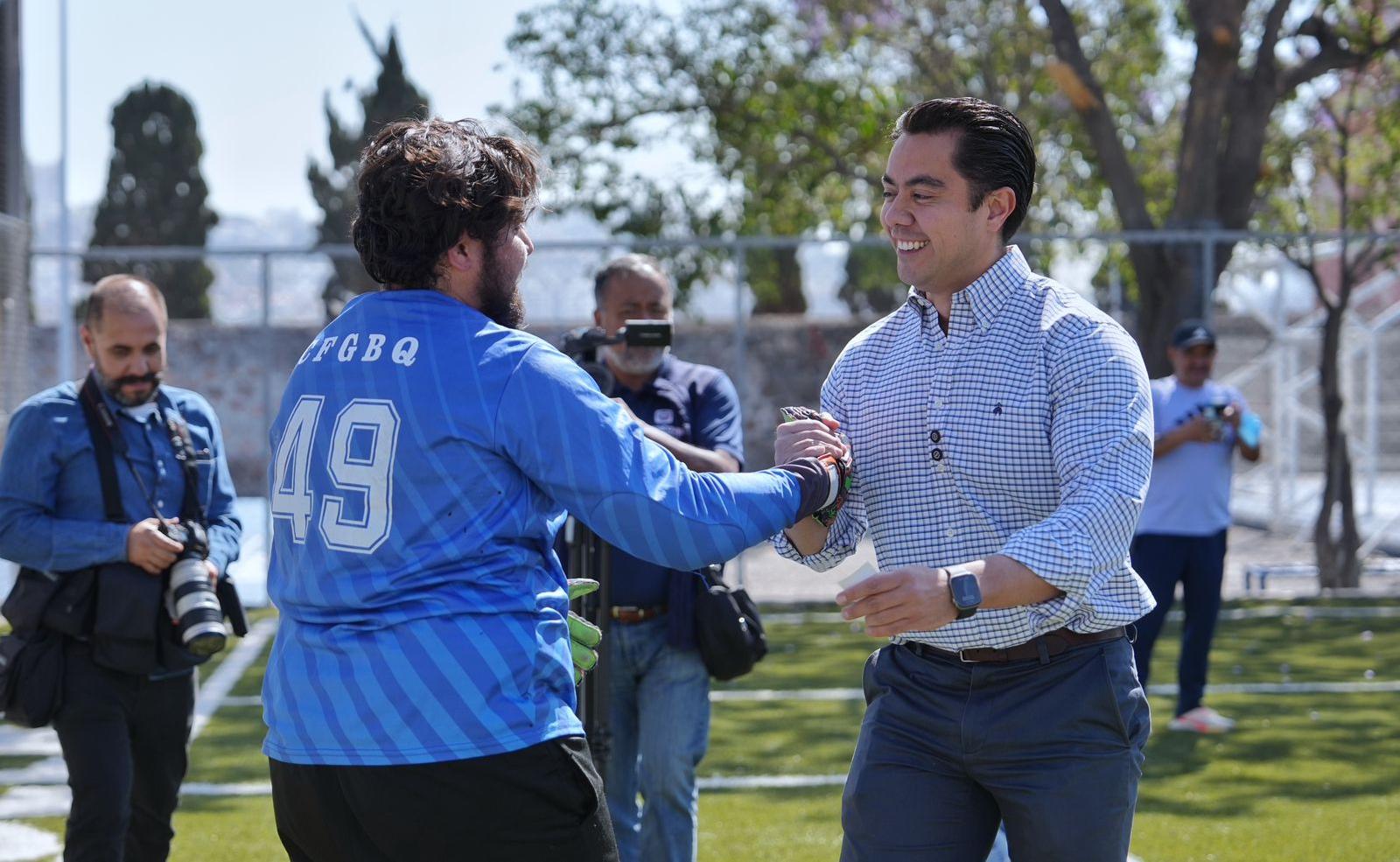 Asiste Felifer Macías a la entrega de la rehabilitación de la unidad deportiva “Casa de la Juventud”