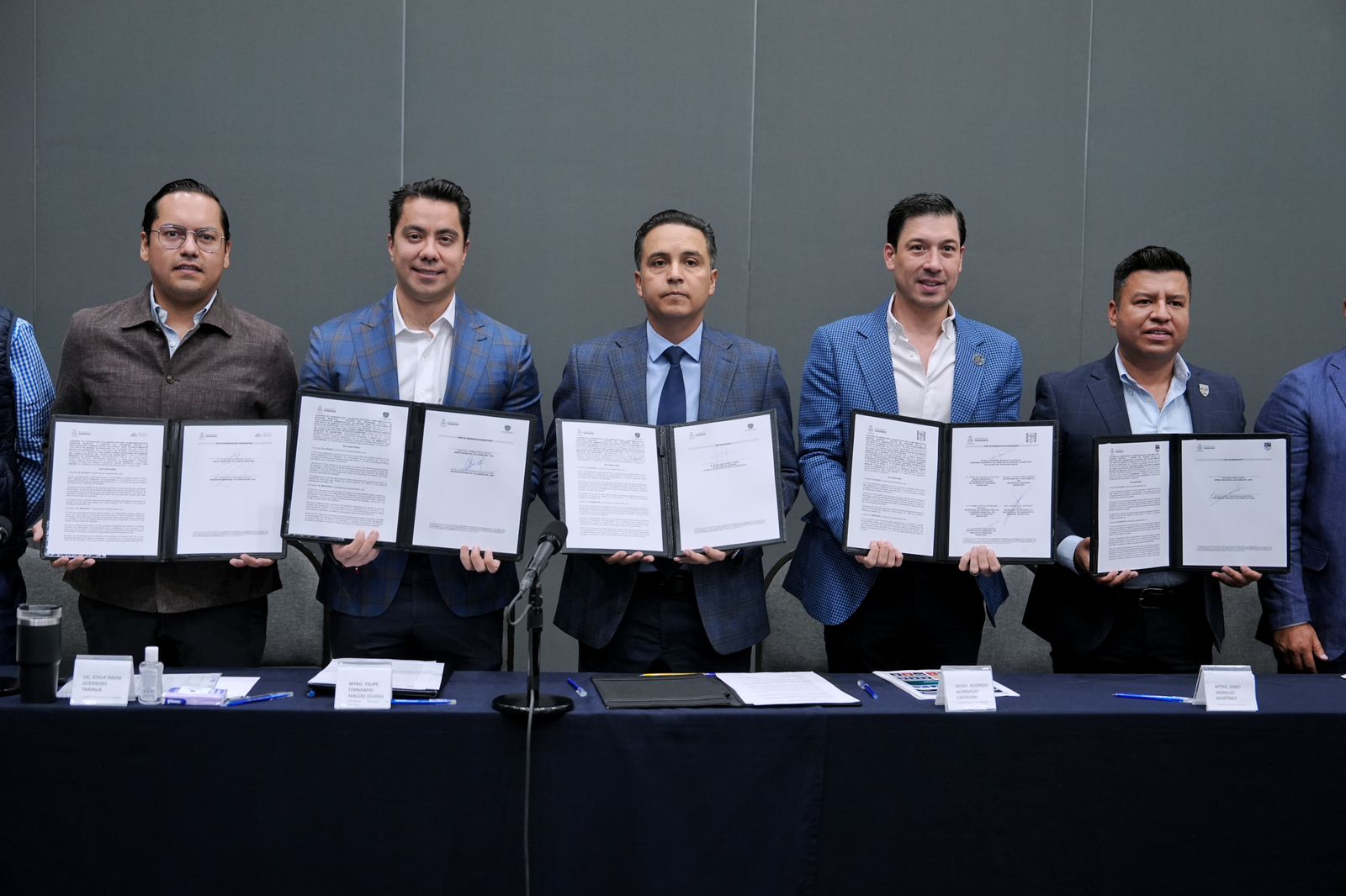 Firma Felifer Macías Convenio de Regularización de Negociaciones Comerciales