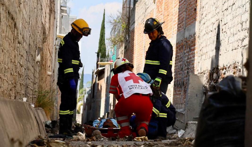 RESCATAN A HOMBRE CON FRACTURA DE UN DREN PLUVIAL EN PLAZAS DEL SOL!