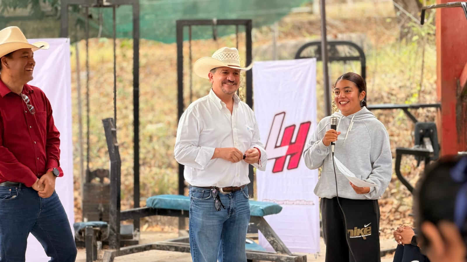 SE REÚNE LUIS HUMBERTO FERNÁNDEZ CON EQUIPOS DE CANOTAJE DE JALPAN DE SERRA