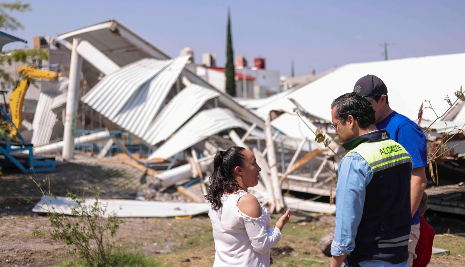 Chepe Guerrero supervisa retiro de arcotecho colapsado por los fuertes vientos y lluvias
