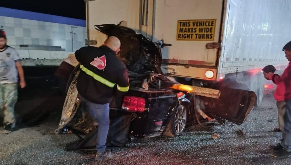 Muere pareja incrustarse vehículo detrás de remolque en la autopista México-Querétaro