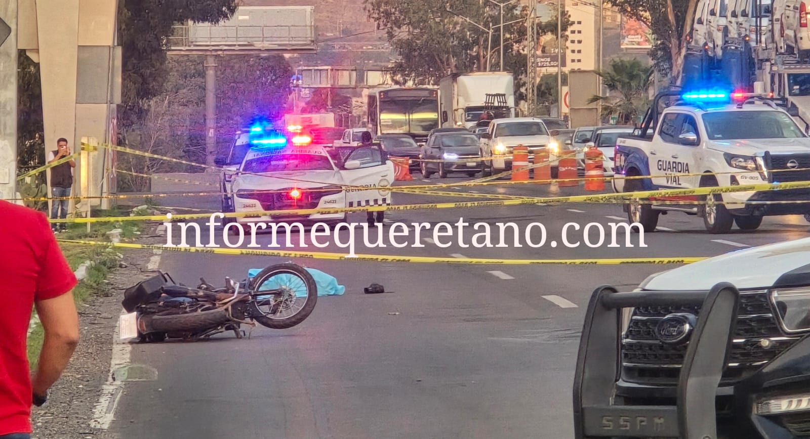MUERE MOTOCICLISTA ARROLLADO POR UN CAMIÓN EN LA MEX – QRO
