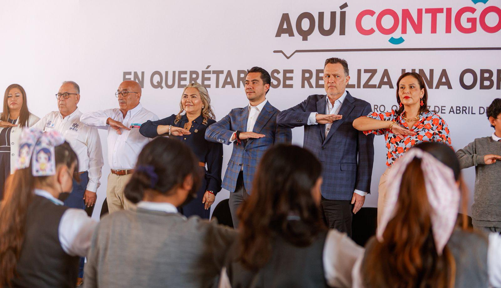 Acude Felifer Macías a la ceremonia de honores a la bandera y entrega de obra en la colonia Sauces