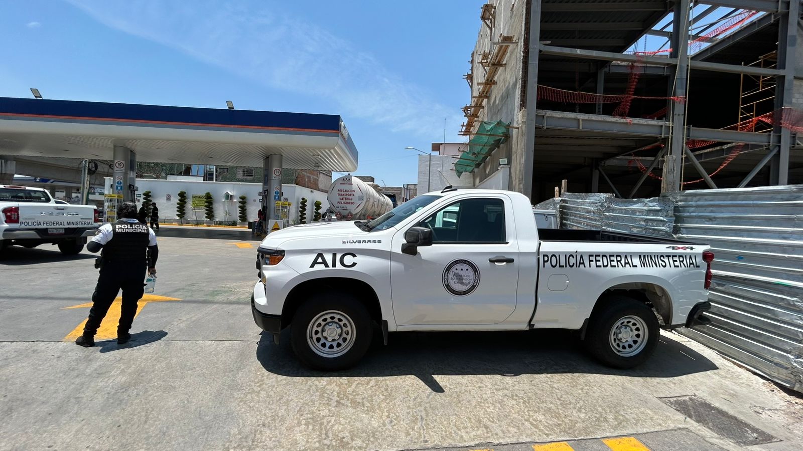 FGR CATEA GASOLINERA EN PASEO 5 DE FEBRERO Y ASEGURAN UNA PIPA