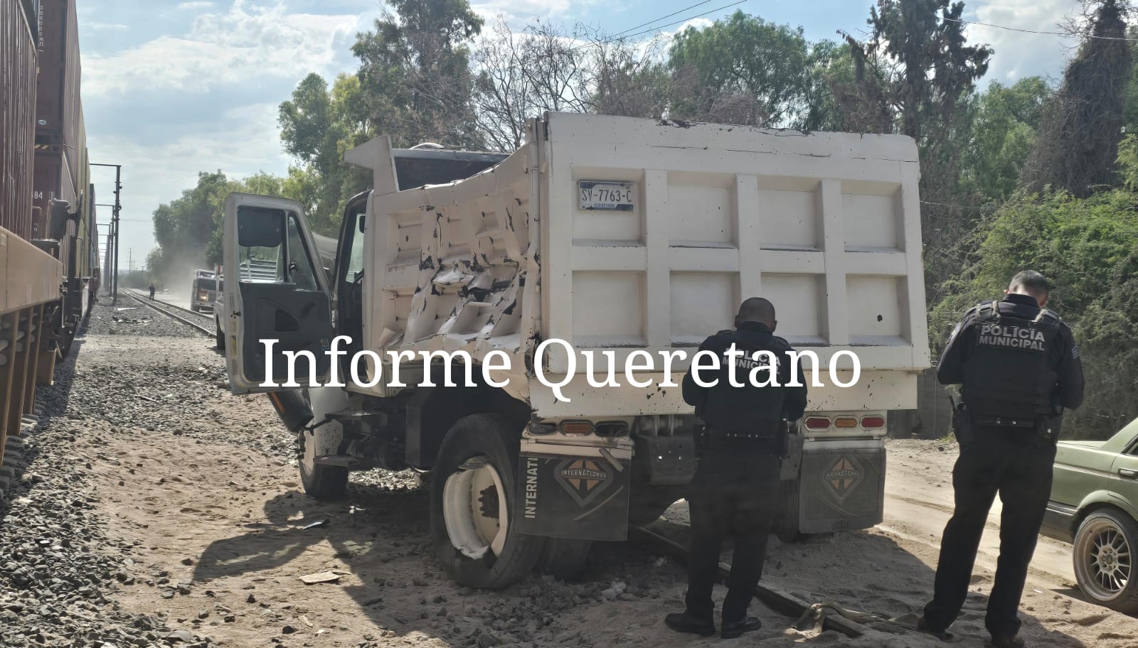 TREN IMPACTÓ A CAMIÓN DE VOLTEO EN SANTA MARÍA MAGDALENA!