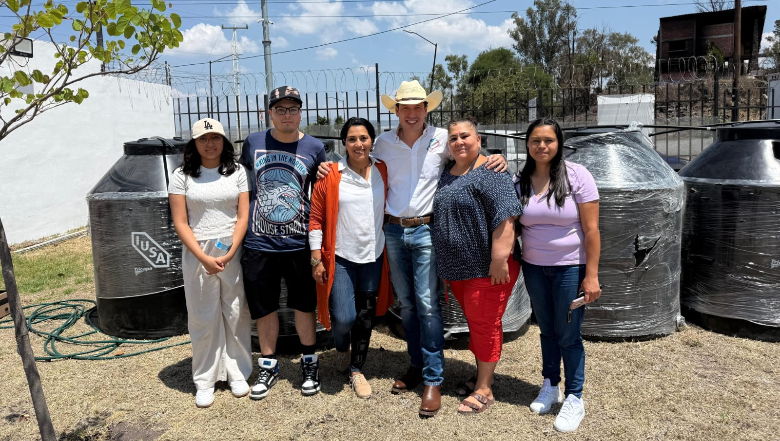 Entrega Rodrigo Monsalvo 200 tinacos para fortalecer el almacenamiento de agua