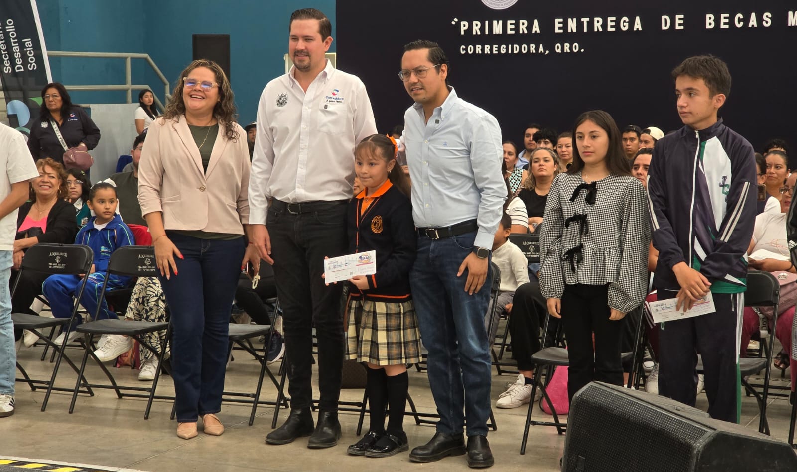 Chepe Guerrero entrega más de 9 mil becas a estudiantes de Corregidora