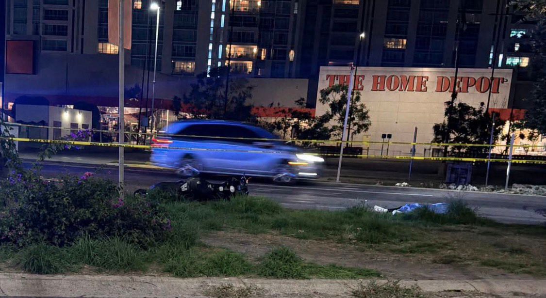 EMBISTEN A PAREJA DE MOTOCICLISTAS EN EL JUNIPERO SERRA; UNA MUJER MURIÓ!