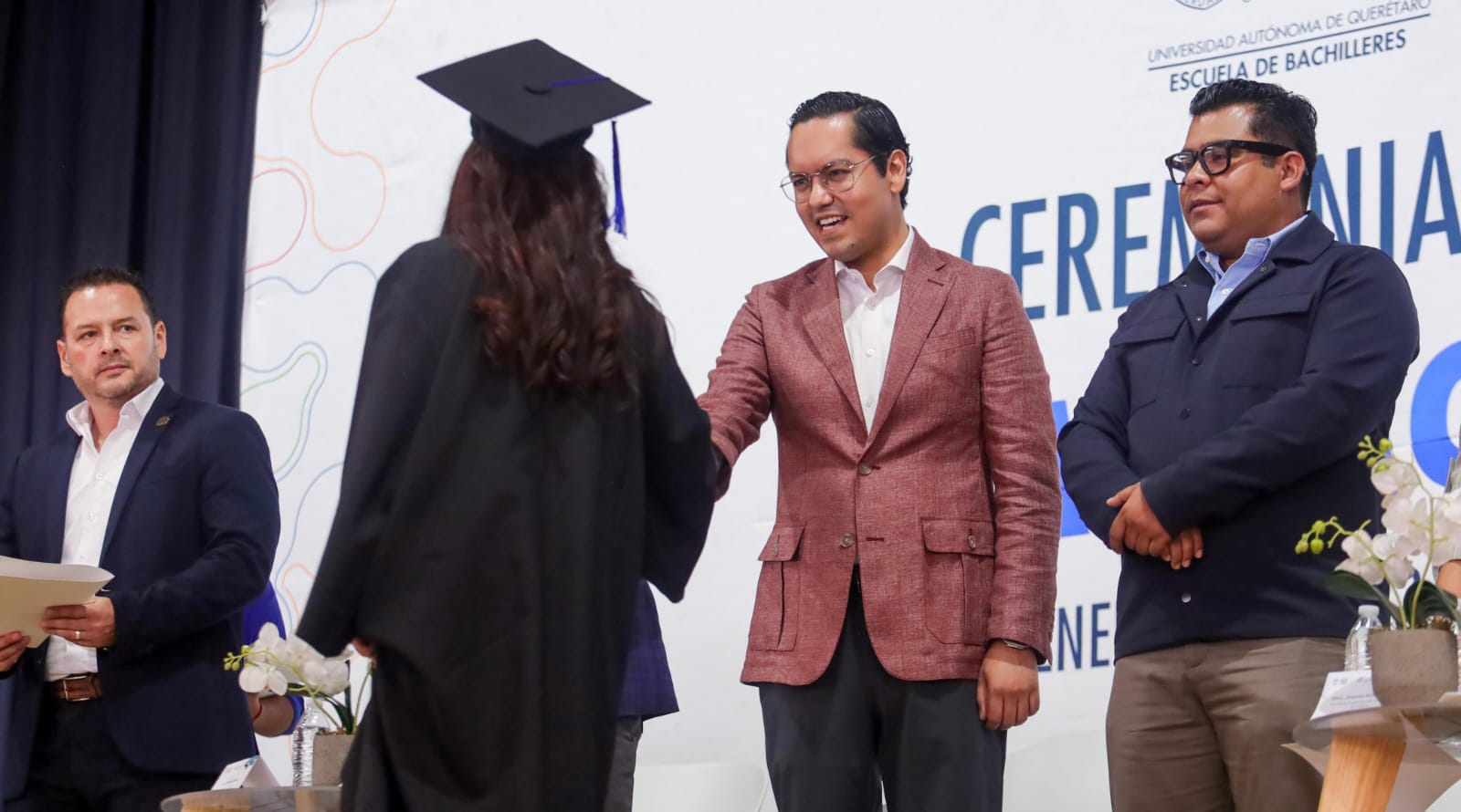 Chepe Guerrero asiste a la ceremonia de graduación de la primera generación de la Prepa UAQ