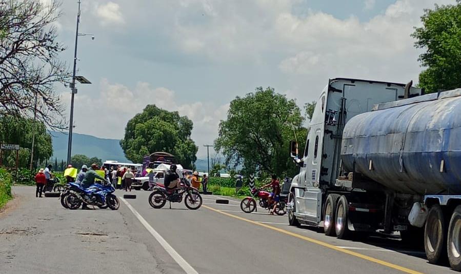 BLOQUEAN LA CARRETERA ESTATAL 200 EN COLÓN