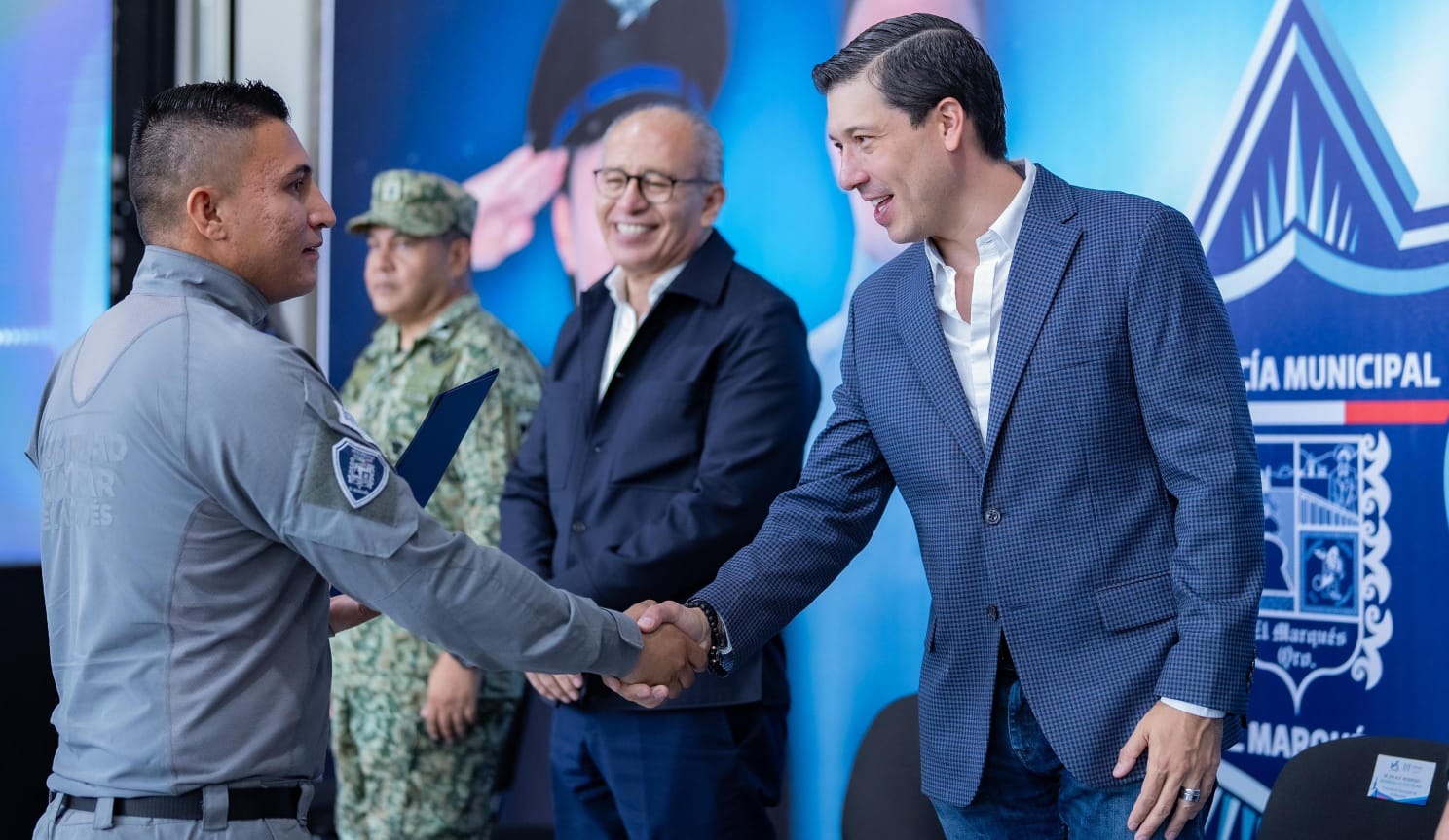 Rodrigo Monsalvo encabeza toma de protesta de 38 nuevos elementos de seguridad en El Marqués