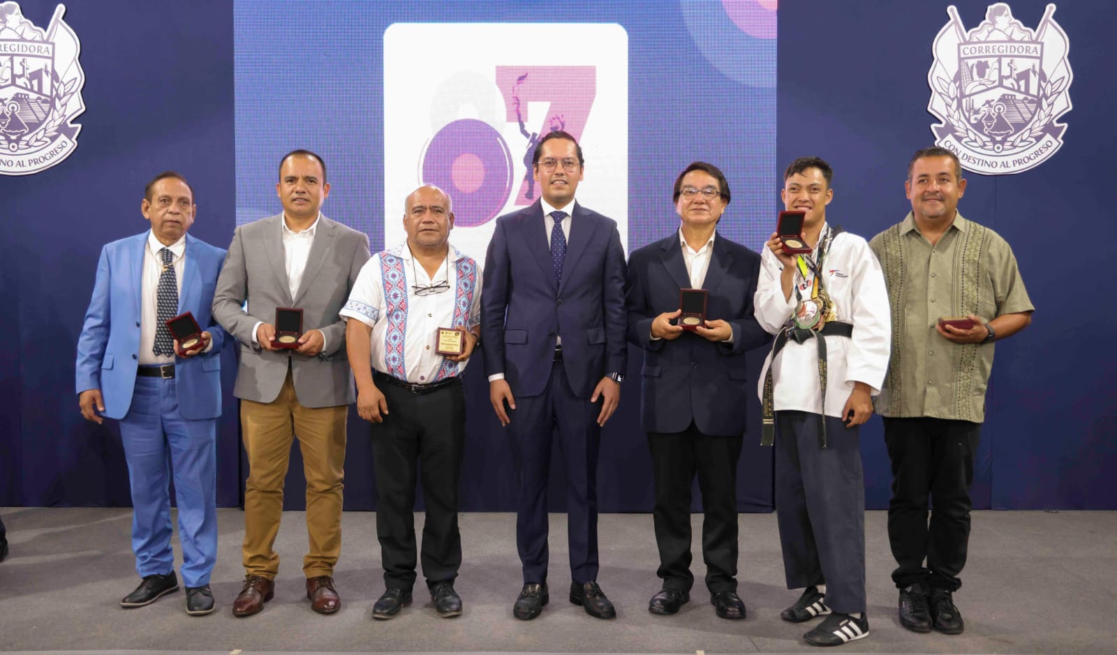 Chepe Guerrero entrega la Presea “Josefa Ortiz de Domínguez” a 13 ciudadanos distinguidos