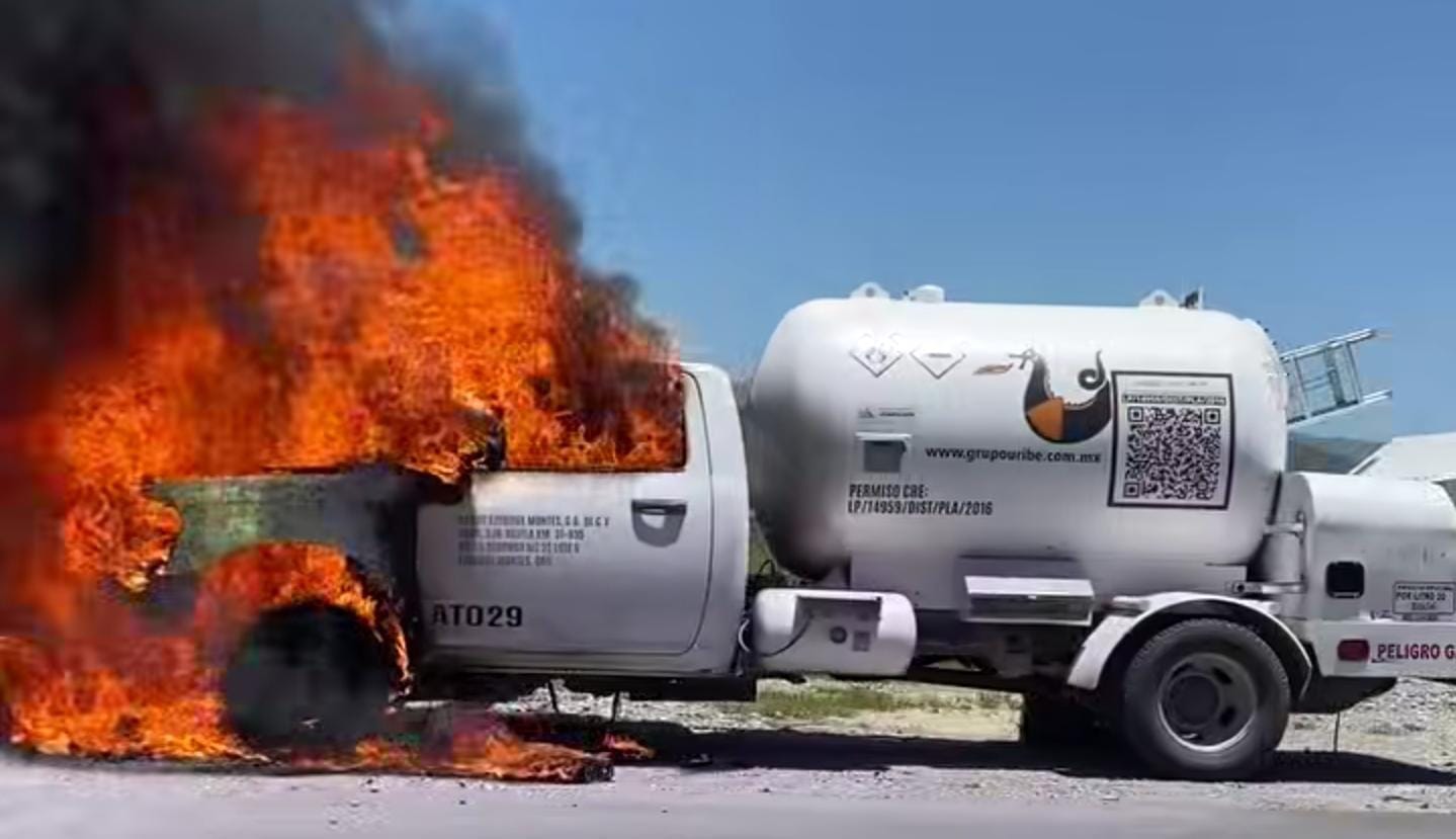 Atienden incendio de pipa con gas LP en la Carretera Estatal 100