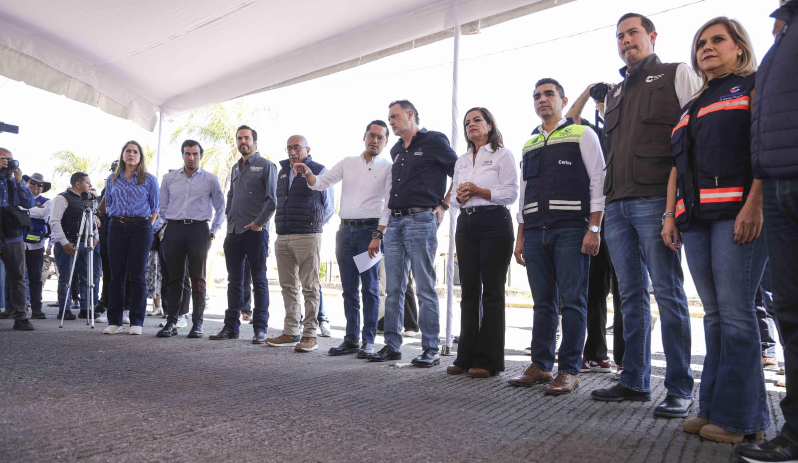 Chepe Guerrero y Mauricio Kuri supervisan la rehabilitación de la avenida Candiles