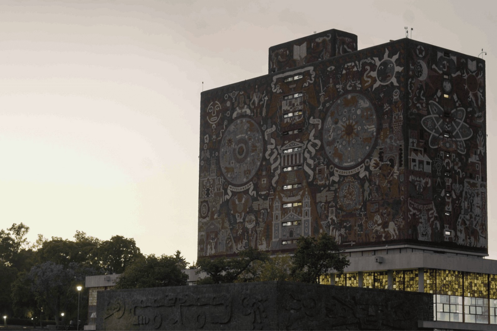 UNAM suspende inscripciones tras polémica por examen de ingreso