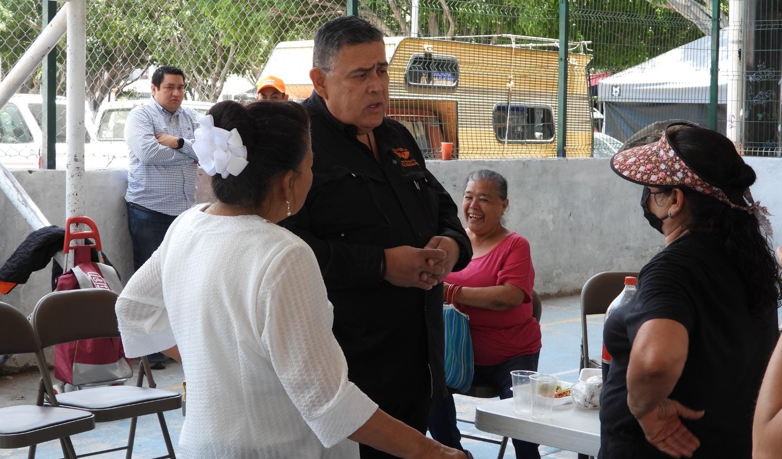 Dialoga Armando Rivera con mujeres adultas mayores y les invita a participar por un mejor Querétaro
