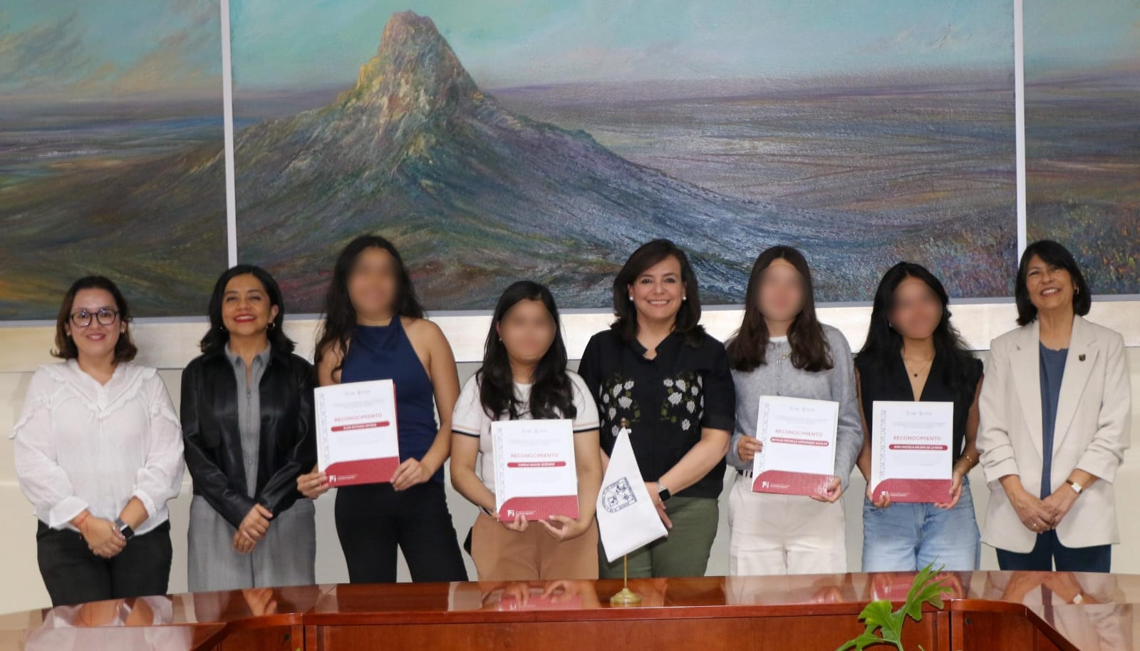Celebra UAQ logro histórico de jóvenes queretanas en certamen de Matemáticas