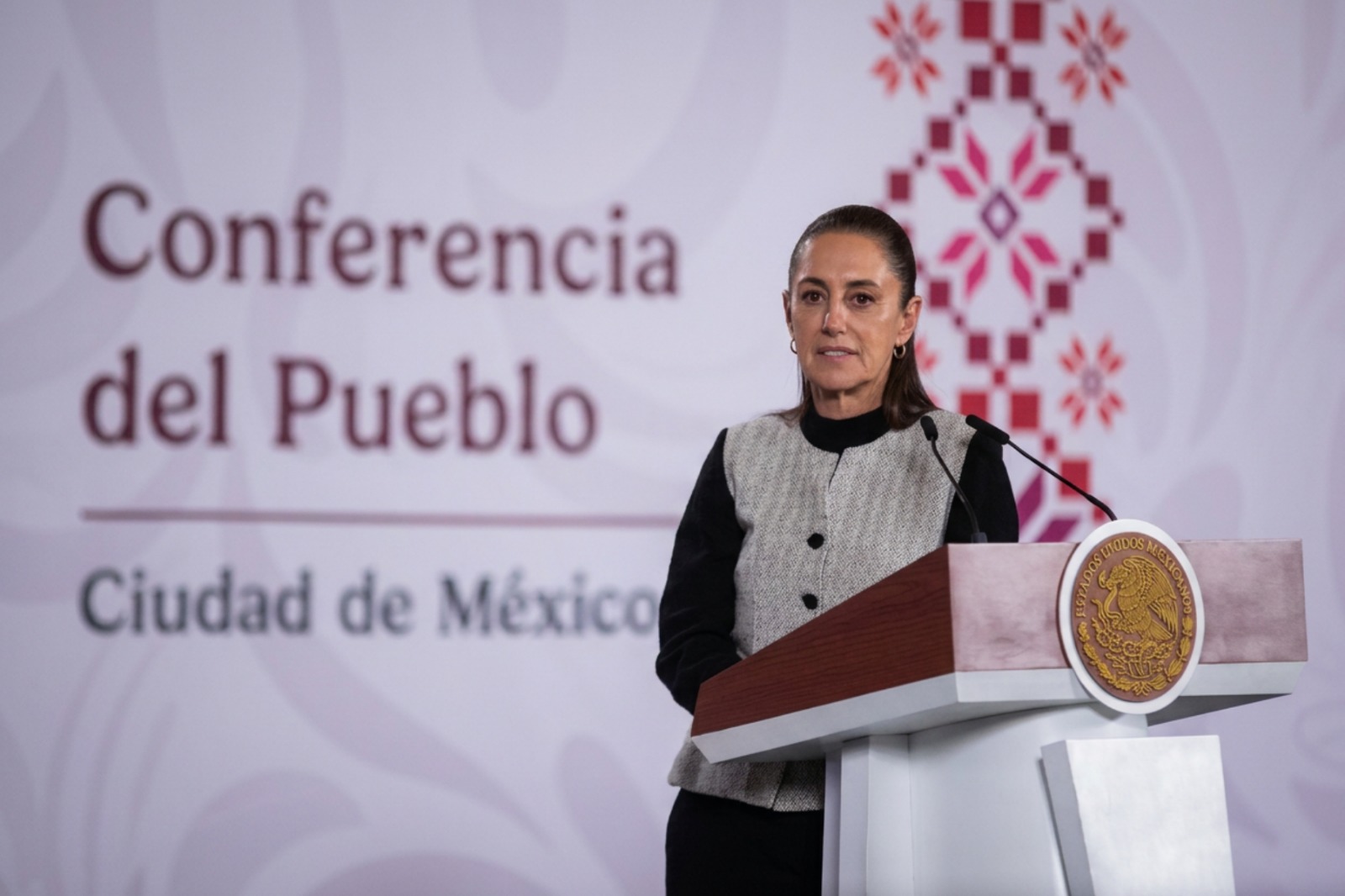 Claudia Sheinbaum prevé presentar propuesta sobre uso de celular en escuelas antes del nuevo ciclo escolar