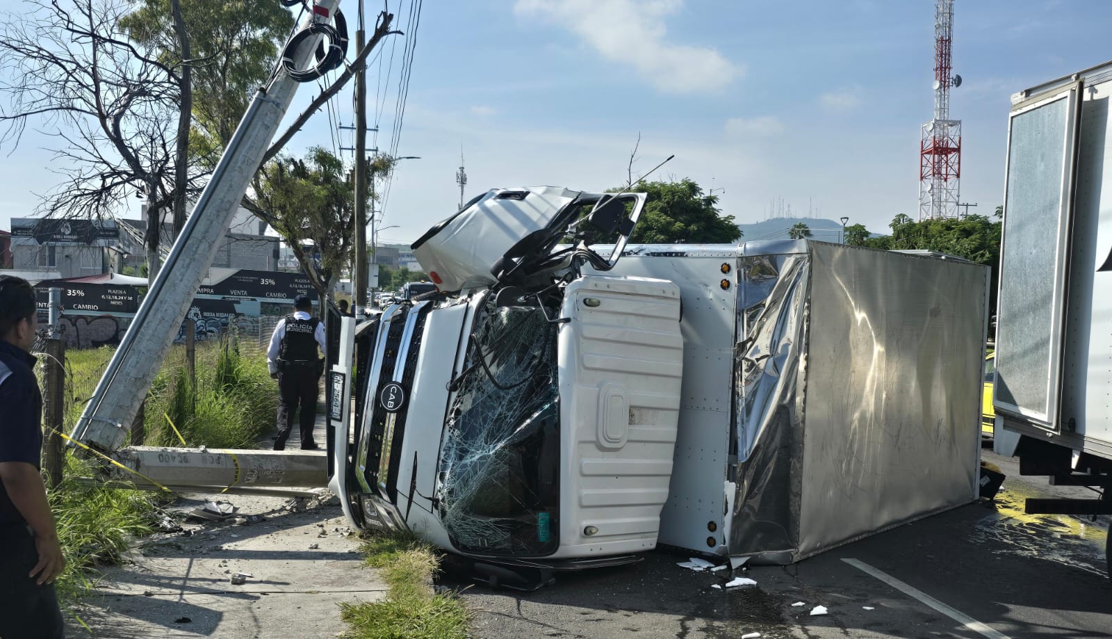 CHOQUE Y VOLCADURA EN AVENIDA DEL PARQUE
