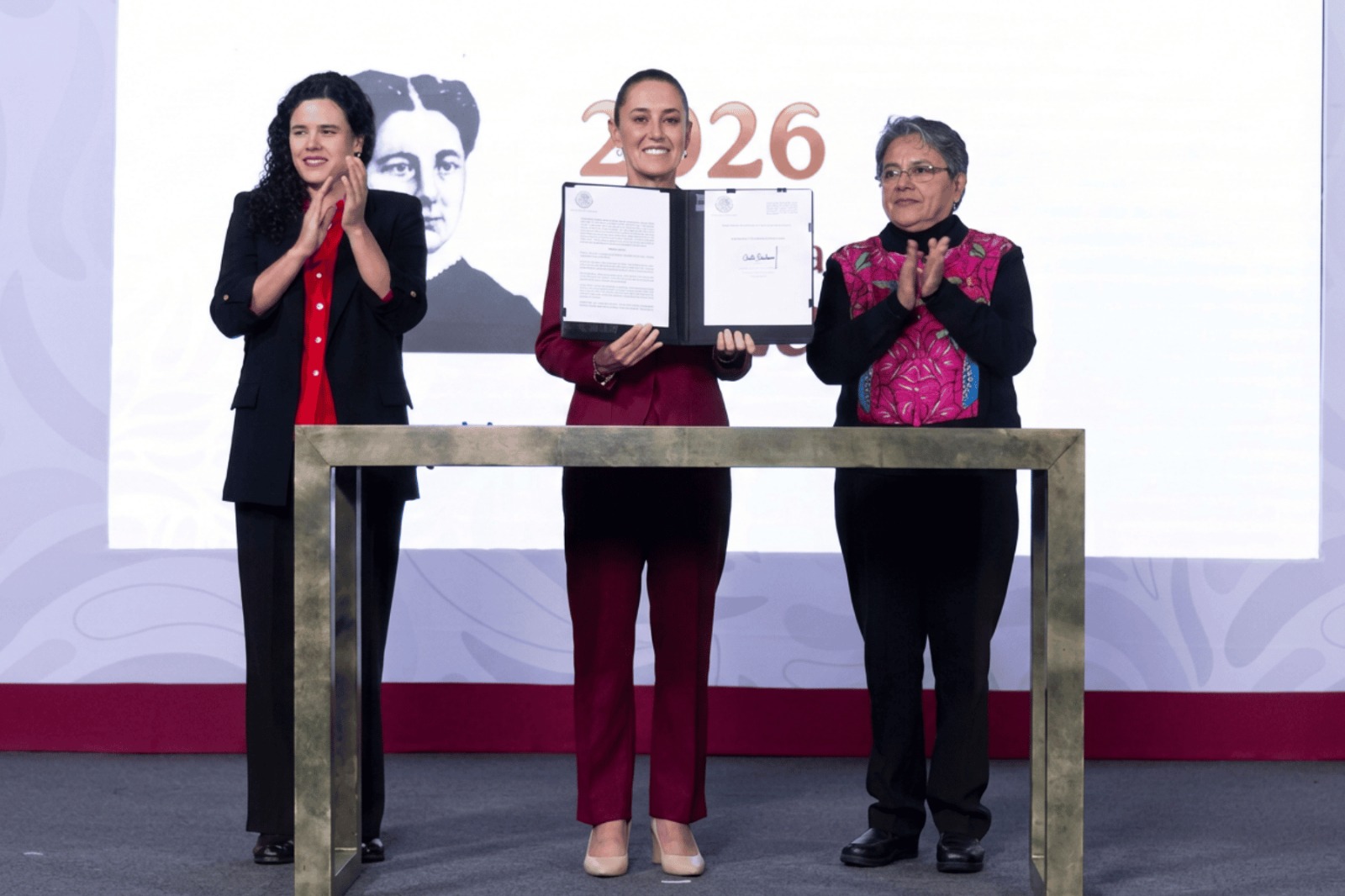 Sheinbaum firma decreto para fortalecer la transparencia en la información gubernamental