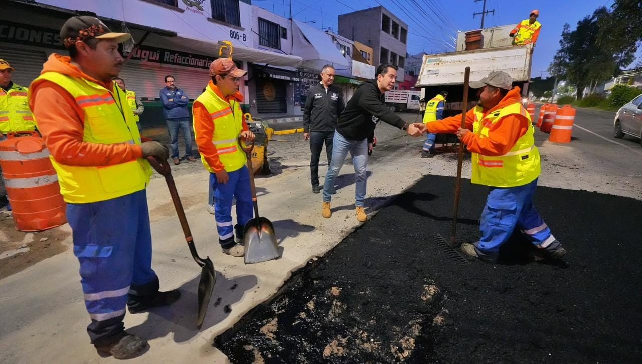 Supervisa Felifer Macías los trabajos de bacheo para reducir afectaciones al tránsito